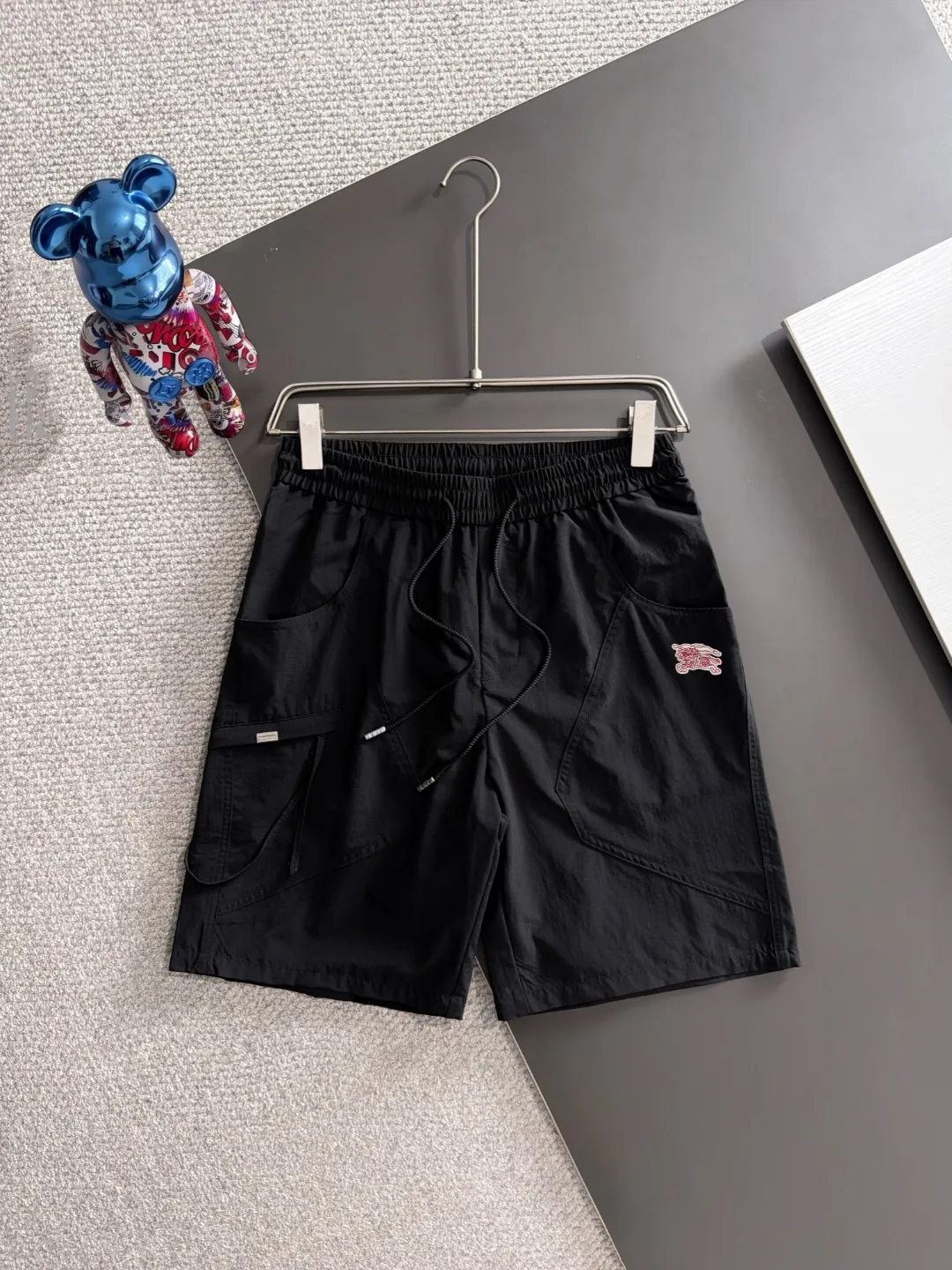 Next day shipment P160 Premium Burberry 2026 Spring/Summer New Arrival elastic band casual shorts, counter-customized fabrics Breathable, high comfort, impeccable details, brand element design concept, reflecting high quality. It feels delicate and soft! It presents a casual cut and the upper body shape is great! Sizes:S-3XL